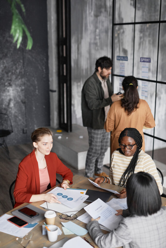 Groupe d'étudiants en atelier CV dans le cadre d'un coaching employabilité pour la recherche d'un stage ou d'une alternance