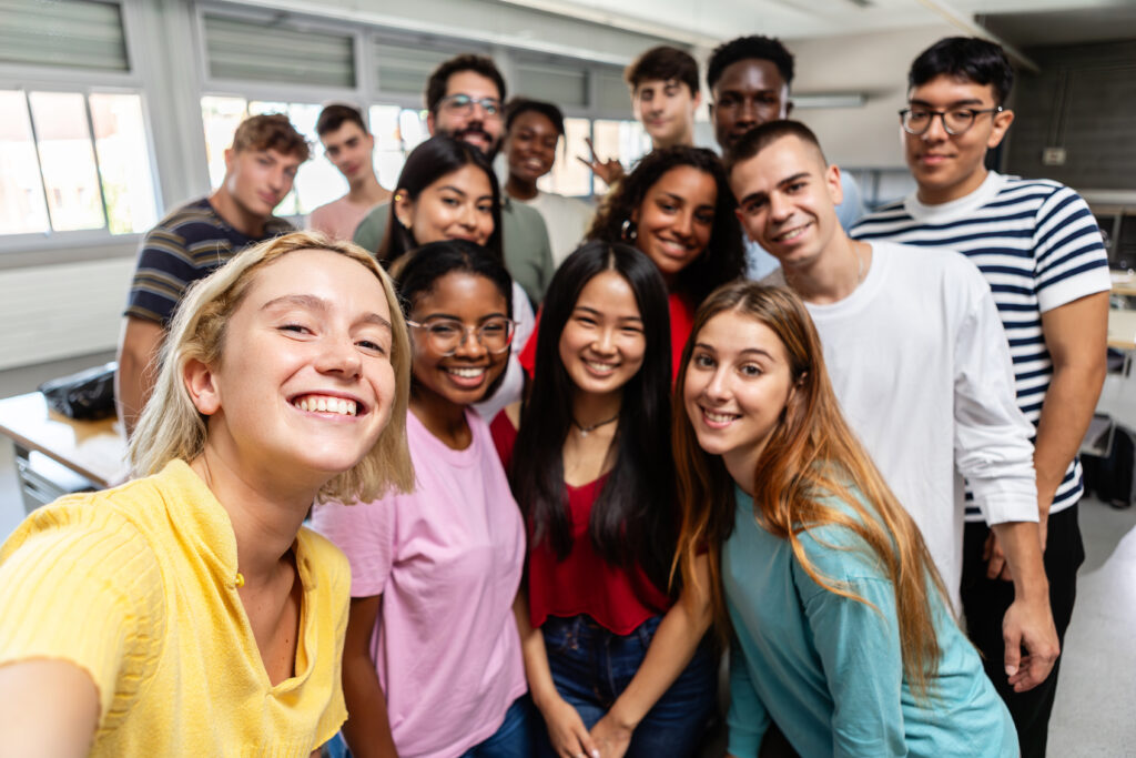 Groupe de jeunes étudiants se prennent en selfie après un projet de groupe en cours de communication