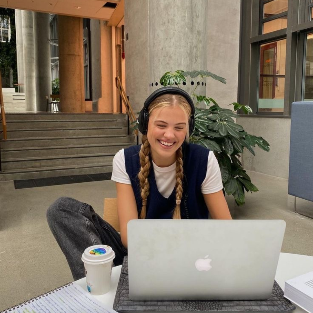 Étudiante souriante